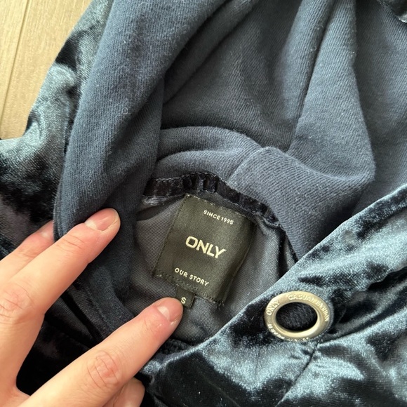 🦃5 for $25🦃 ONLY Our Story Navy Crushed Velvet Semi Cropped Hoodie - Picture 3 of 3